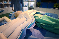 Верхнего тела половина одеяла пациента грея во время процедур на теле нижние части