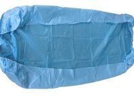 Хирургическое клиники устранимое задрапировывает голубые крышки кровати с эластичными приспособленными простынями