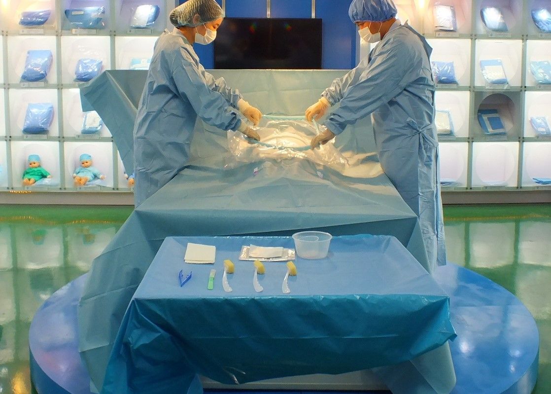 Хирургическое кесарева раздела c устранимое задрапировывает и одевает поддержку фильма рождения младенца медицинскую